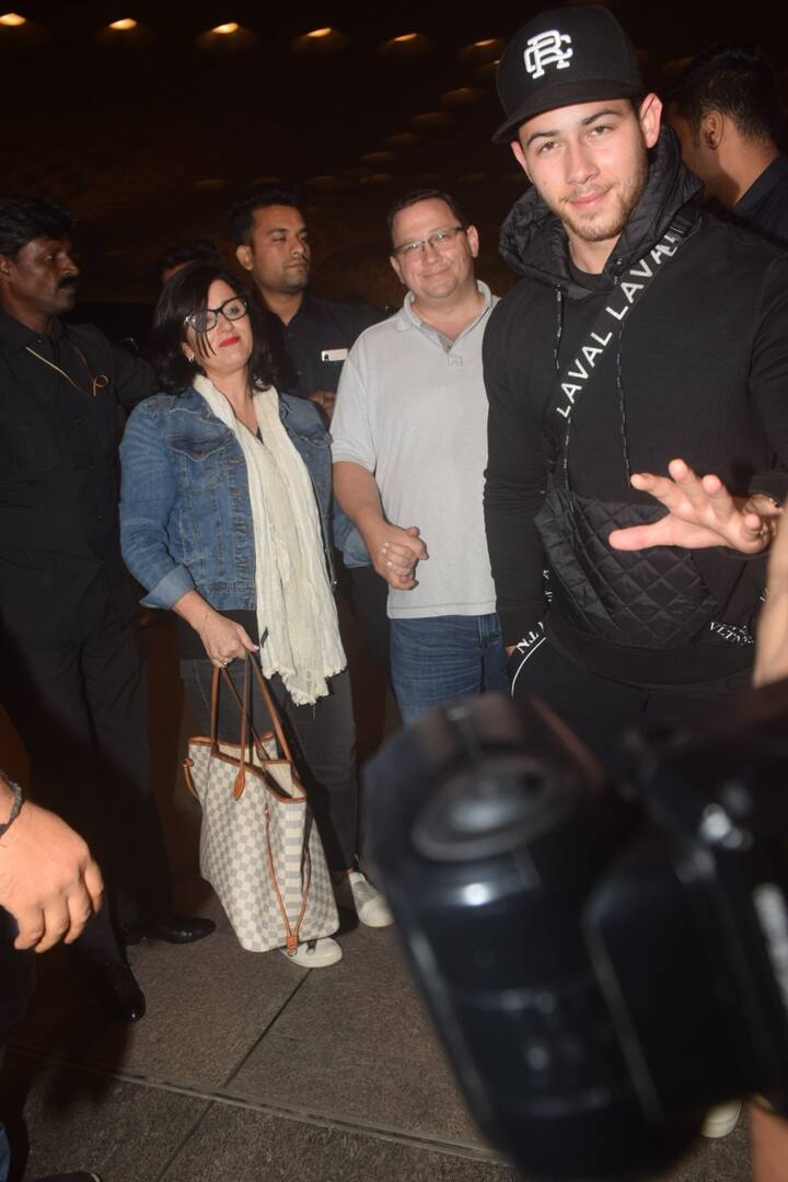 हालांकि देसी गर्ल ने रोके की रस्म के बाद ही इस रिलेशन को सेशल मीडिया के जरिए फैंस के बीच ऑफिशियल किया, (तस्वीर: मानव मंगलानी)