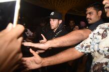 प्रियंका चोपड़ा संग रोके के बाद मम्मी-पापा के साथ विदेश रवाना हुए निक जोनास