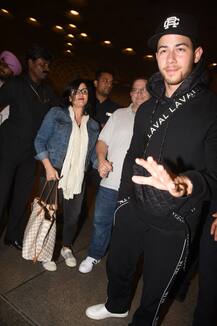 प्रियंका चोपड़ा संग रोके के बाद मम्मी-पापा के साथ विदेश रवाना हुए निक जोनास