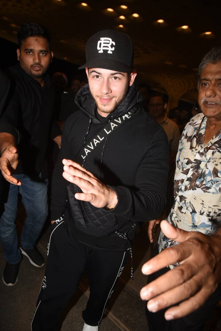 प्रियंका के घर पर रोके की रस्म के बाद निक अपनी फैमिली के साथ वापस यूएस रवाना हो गए हैं. (तस्वीर: मानव मंगलानी)