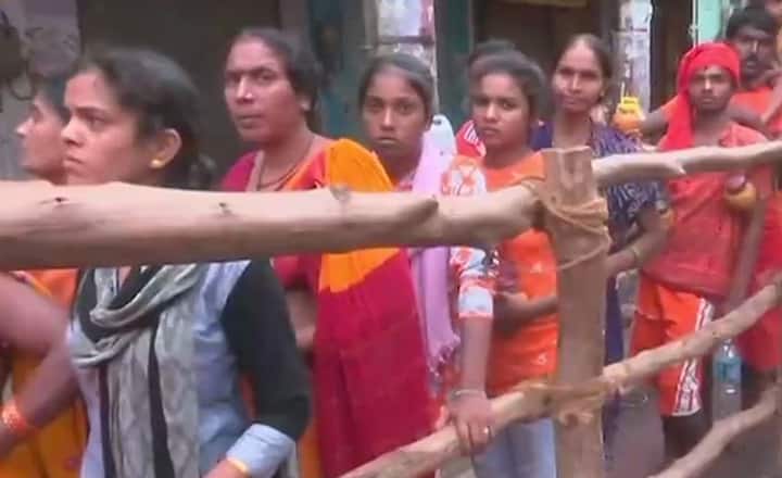 इस खास मौके पर वाराणसी के शिव मंदिरों में सुबह से ही श्रद्धालुओं की भीड़ उमड़ने लगी है. लोगों के साथ कई कांवड़िए भी शिव मंदिरों में संगम का जल लेकर पहुंच रहे हैं. 