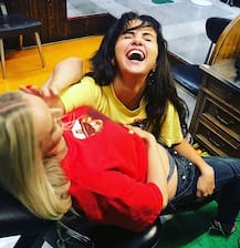 दोस्त के बर्थडे पर टी-शर्ट उठा टैटू दिखाती नजर आईं सेलेना गोमेज