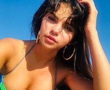 दोस्त के बर्थडे पर टी-शर्ट उठा टैटू दिखाती नजर आईं सेलेना गोमेज