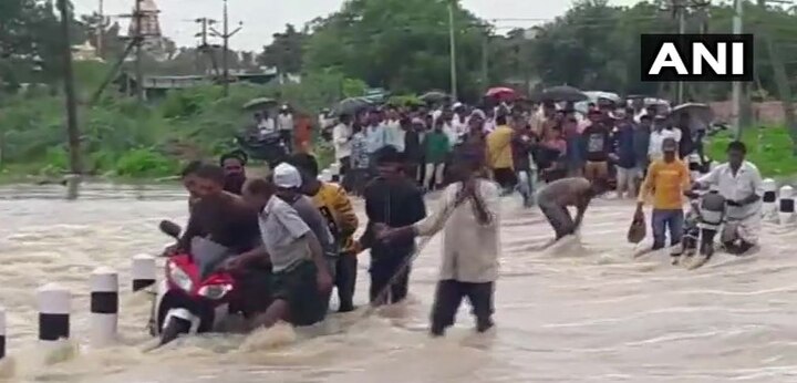 केरल की बाढ़ को सदी की सबसे भयावह बाढ़ कहा जा रहा है लेकिन पिछले साल जारी कैग की रिपोर्ट में इस तरह की बाढ़ का अंदेशा जताया गया था. यदि इस रिपोर्ट को गंभीरता से लिया गया होता तो बाढ़ से हुए नुकसान को बहुत हद तक कम किया जा सकता था. पर्यावरणविद् विक्रांत तोंगड़ का कहना है कि देश में बाढ़ प्रबंधन का बुरा हाल है. बाढ़ का प्रकोप ज्यादा होगा तो नुकसान ज्यादा होगा मसलन राहत और पुनर्वास के लिए ज्यादा मुआवजा बंटेगा. तस्वीर: एएनआई