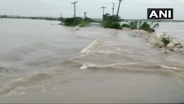 विक्रांत आगे कहते हैं कि राहत और पुनर्वास मुआवजे को लेकर अधिकारियों की धांधलियां आपदा स्थितियों को जस का तस बनाए रखने की रणनीति में जुटी रहती हैं. केरल में बाढ़ के लिए कोई एक फैक्टर जिम्मेदार नहीं है. बाढ़ के इस तांडव में कई कारण हैं. तस्वीर: एएनआई