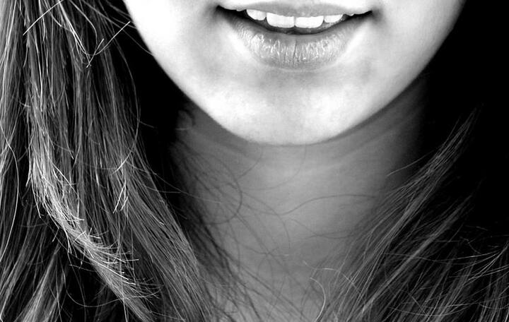  आसमान को करें किस- सीधे खड़े हो जाएं, चेहरे को पीछे की तरफ ले जाएं, होटों को स्ट्रेच करें और ऊपर की तरफ थोड़ा जोर लगाएं मानो आप आसमान को किस कर रहें हों, 5 सेकेंड रुक कर रिलैक्स हो जाएं, दिन में 10 बार इसे करें. फोटोः गूगल फ्री इमेज 