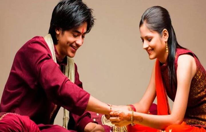 ईश्वर के पूजन के बाद अपने भाई को लकड़ी के बने पीढ़े पर बिठाएं. साथ ही भाई का चेहरा पूर्व दिशा की ओर ही होना चाहिए और बहन का चेहरा भी पश्‍च‍िम दिशा की ओर होना चाहिए. तस्वीर: गूगल फ्री इमेज