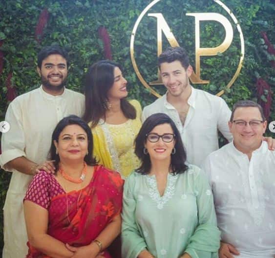 प्रियंका चोपड़ा के अपने परिवार में एक भाई सिद्धार्थ और मां मधु चोपड़ा हैं. पिता का देहांत 2013 में हो गया था. रेड साड़ी में प्रियंका की मां हैं और लेफ्ट साइड में भाई हैं. फोटोः इंस्टाग्राम 