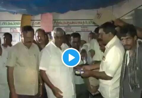 Viral Video: कर्नाटक के मंत्री ने बाढ़ प्रभावितों पर फेंके बिस्कुट के पैकेट Viral Video: कर्नाटक के मंत्री ने बाढ़ प्रभावितों पर फेंके बिस्कुट के पैकेट
