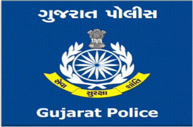 Pavement on the police during the raid to save cows in Gujarat गुजरात में गायों को बचाने के लिए छापे के दौरान पुलिस पर पथराव