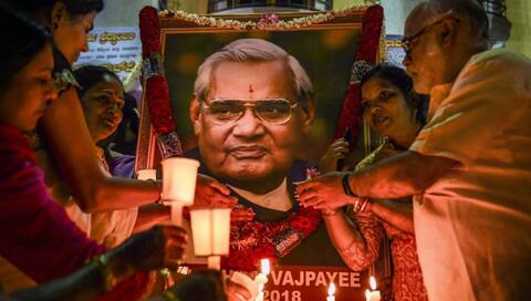 अटल बिहारी वाजपेयी की याद में सर्वदलीय श्रद्धांजलि सभा, कांग्रेस बोली- वोट बैंक की राजनीति कर रही है BJP अटल बिहारी वाजपेयी की याद में सर्वदलीय श्रद्धांजलि सभा, कांग्रेस बोली- वोट बैंक की राजनीति कर रही है BJP