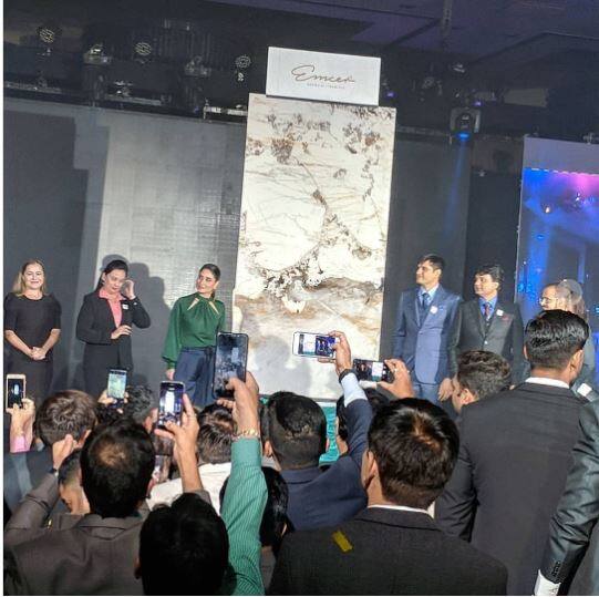 बॉलीवुड अभिनेत्री करीना कपूर खान और उनका गर्ल गैंग अक्सर ही अपनी दोस्ती को लेकर लाइमलाइट में रहता हैं. एत बार फिर से वो अपनी सभी दोस्तों के साथ दुबई में मस्ती करती दिखाई दी. जिसकी तस्वीरें सोशल मीडिया पर काफी वायरल हो रही हैं. (तस्वीर: इंस्टाग्राम)