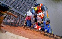 Photos: केरल में बाढ़ का तांडव जारी, 400 से ज्यादा लोगों की मौत