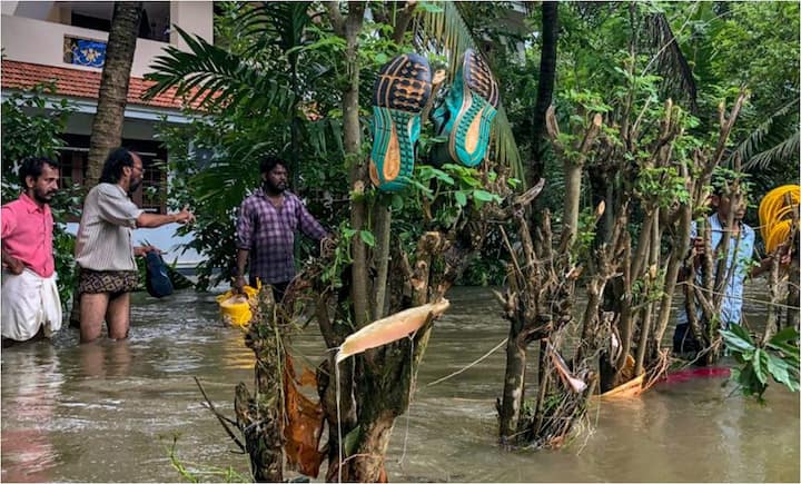  पश्चिमी नौसेना कमान के फ्लैग ऑफिसर कमांडिंग-इन-चीफ वाइस एडमिरल गिरीश लूथरा ने कहा कि केरल की स्थिति में सुधार हो रहा है. फोटो - पीटीआई