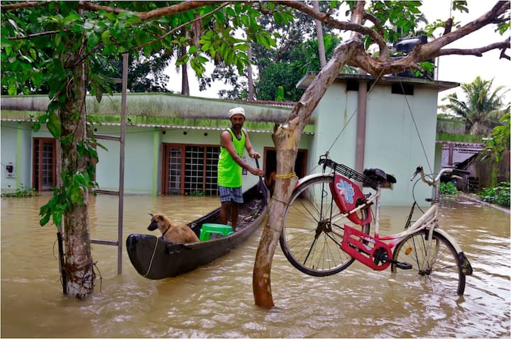 केंद्र सरकार ने केरल की बाढ़ को ‘गंभीर किस्म की आपदा’ माना है और राष्ट्रीय आपदा प्रबंधन दिशा-निर्देशों के मुताबिक ‘तीसरे स्तर की आपदा’ की श्रेणी में रखा है. फोटो - पीटीआई