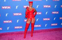 MTV VMA Awards: वीयर्ड ड्रेस पहनकर रेड कार्पेट पर पहुंचीं एंबर रोज, देखें तस्वीरें