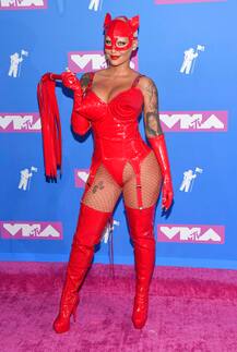 MTV VMA Awards: वीयर्ड ड्रेस पहनकर रेड कार्पेट पर पहुंचीं एंबर रोज, देखें तस्वीरें