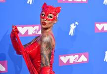 MTV VMA Awards: वीयर्ड ड्रेस पहनकर रेड कार्पेट पर पहुंचीं एंबर रोज, देखें तस्वीरें