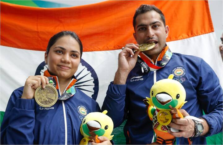  एशियन गेम्स के पहले दिन निशानेबाजी में अपूर्वी चंदेला और रवि कुमार ने 10 मीटर एयर राइफल मिक्स टीम स्पर्धा में भारत की झोली में ब्रॉन्ज मेडल डाला. फोटो - एपी