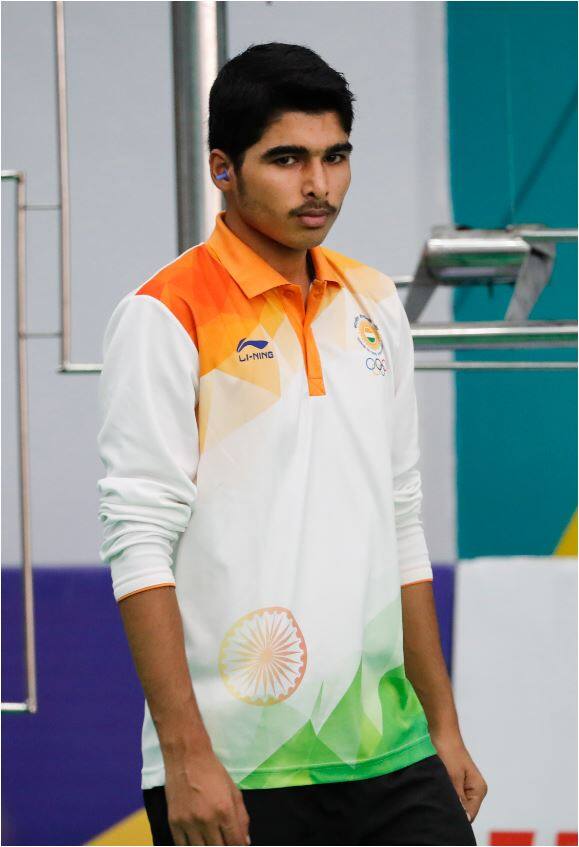 भारत की झोली में तीसरा गोल्ड मेडल तीसरे दिन आया. पुरुषों की 10 मीटर एयर पिस्टल निशानेबाजी स्पर्धा में 16 साल के निशानेबाज सौरभ चौधरी ने गोल्ड मेडल जीता. फोटो - एपी