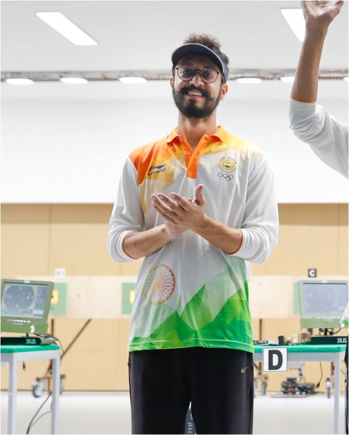 गेम्स के तीसरे दिन निशानेबाज अभिषेक वर्मा ने ब्रॉन्ज मेडल हासिल किया. बता दें कि भारत का यह दूसरा ब्रॉन्ज मेडल है. फोटो - एपी