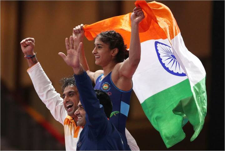 दूसरा गोल्ड भारत की झोली में दूसरे दिन आया. रेसलिंग में विनेश फोगाट ने दूसरे दिन गोल्ड मेडल पर अपना कब्जा जमाया. इसके साथ ही विनेश फोगाट एशियन गेम्स में यह कारनामा करने वाली पहली भारतीय महिला खिलाड़ी भी बनीं. फोटो - एपी