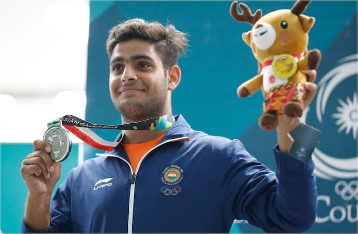  भारत अब तक तीन सिल्वर मेडल जीत चुका है. भारत को पहला सिल्वर मेडल गेम्स के दूसरे दिन मिला. निशानेबाजी में दीपक कुमार ने 10 मीटर एयर राईफल स्‍पर्धा में भारत के लिए सिल्वर मेडल जीता. फोटो - एपी