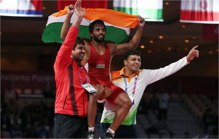 एशियन गेम्स में पहले दिन की शुरुआत भारत ने गोल्ड मेडल से की. पुरुषों की 65 किलोग्राम भारवर्ग 'फ्री स्टाइल' स्पर्धा में भारतीय खिलाड़ी बजरंग पुनिया ने गोल्ड अपने नाम किया. फोटो - एपी