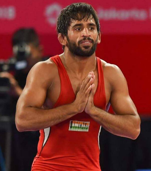 बजरंग पूनिया- बजरंग पूनिया हरियाणा के झज्झर जिले के खुड्डन गांव के रहने वाले हैं, सात वर्ष की उम्र से ही बजरंग ने कुश्ती का गुर सीखना शुरु कर दिया था. अब बजरंग पूनिया का नया निवास सोनीपत के मॉडल टाउन में है. बजरंग रेलवे में टीटीई के पद पर कार्यरत हैं.