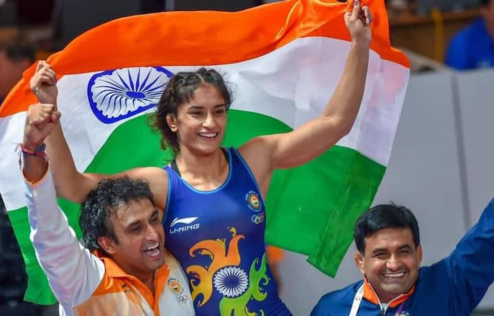 विनेश फोगट- हरियाणा की 23 साल की पहलवान विनेश फोगट ने एशियन गेम्स में गोल्ड जीतकर इतिहास रच दिया। वह लगातार दो एशियाड में पदक जीतने वाली पहली महिला पहलवान बन गई हैं। विनेश प्रसिद्ध रेसलर गीता, बबीता के पिता महावीर फोगट के छोटे भाई राजपाल की बेटी हैं. विनेश की कहानी काफी संघर्ष वाली रही है। जब वह 10 साल की थीं, तभी उनके पिता राजपाल की हत्या हो गई थी। उसके बाद ताऊ महावीर फोगाट ने विनेश को पहलवानी के गुर सिखाए।