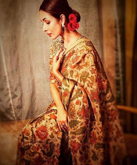 फिटनेस के लिए पॉपुलर मलाइका एक और वजह है जो उन्हें काफी चर्चा में रखता है और वह है उनका साड़ी लुक. फोटोः इंस्टाग्राम