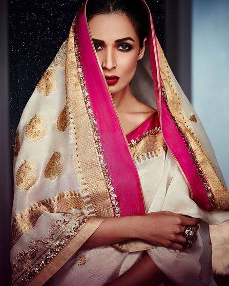 एक आदर्श बहु के अवतार में भी मलाइका का ग्लैमर लुक सामने आ रहा है. फोटोः इंस्टाग्राम