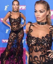 ब्रा लेस ट्रांसपेरेंट ड्रेस तक कभी कैमरे के सामने लिपलॉक कर इस हसीना ने मचाया बवाल