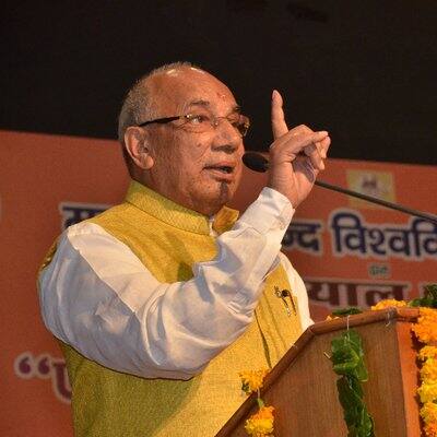 राष्ट्रपति रामनाथ कोविंद ने देश के तीन राज्यों के नए राज्यपाल नियुक्त किए हैं और चार राज्यों के राज्यपालों का ट्रांसफर किया है. मध्य प्रदेश के बीजेपी के वरिष्ठ नेता कप्तान सिंह सोलंकी को हरियाणा से त्रिपुरा भेजा गया है. बता दें कि कप्तान सिंह साल 2009 में पहली बार लोकसभा का चुनाव जीते थे. फिर साल 2014 में उन्हें मध्य प्रदेश से राज्यसभा भेजा गया. 26 जुलाई 2014 को वे हरियाणा के गवर्नर नियुक्त हुए. तस्वीर: ट्विटर