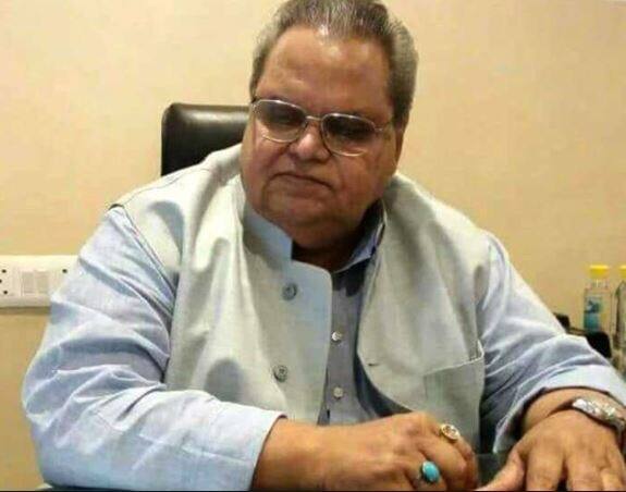 सत्यपाल मलिक को जम्मू-कश्मीर का राज्यपाल बनाया गया है. इससे पहले वे बिहार के राज्यपाल रहे. सत्यपाल मलिक का राजनीति से रिश्ता बहुत पुराना है. साल 1989 में उन्होंने जनता दल के टिकट पर पहली बार अलीगढ़ से चुनाव लड़ा था. इसके बाद वो साल 1994 में लोकसभा का चुनाव बीजेपी के टिकट पर लड़ें लेकिन उन्हें हार का मुंह देखना पड़ा. इससे पहले वो राज्यसभा और विधानसभा में भी पहुंचने में कामयाब रहे हैं. राम नाथ कोविंद के बाद सत्यपाल मलिक को साल 2017 में बिहार का राज्यपाल नियुक्त किया गया था. तस्वीर: ट्विटर