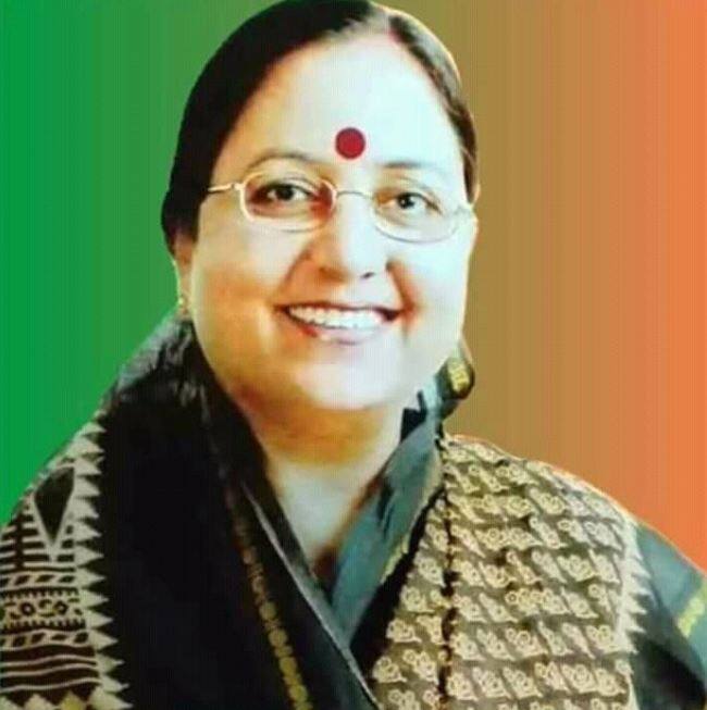 इसके साथ ही बेबी रानी वर्मा को उत्तराखंड का नया राज्यपाल नियुक्त किया गया है. दलितों को मनाने की कोशिश में बेनी रानी मौर्य को उत्तराखंड का नया राज्यपाल बनाया गया है. वे जाटों बिरादरी से ताल्लुक रखती हैं. आगरी की मेयर रह चुकी मौर्य को जब ये खुशखबरी मिली तो उनकी खुशी का ठिकाना नहीं रहा. वे अभी अमेरिका गई हुई हैं. 62 साल की बेबी रानी को बीजेपी में भी कम ही लोग जानते हैं. लेकिन दलित और फिर महिला होने का उन्हें फायदा मिला है. बता दें कि आगरा और आसपास के इलाकों में जाटव बिरादरी में दबदबा है. तस्वीर: ट्विटर