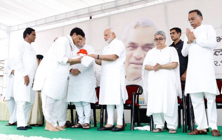 PM मोदी की मौजूदगी में प्रदेश बीजेपी अध्यक्षों को सौंपी गईं वाजपेयी की अस्थियां PM Narendra Modi distribute Asthi Kalash of Atal Bihari Vajpayee to all the State Presidents PM मोदी की मौजूदगी में प्रदेश बीजेपी अध्यक्षों को सौंपी गईं वाजपेयी की अस्थियां