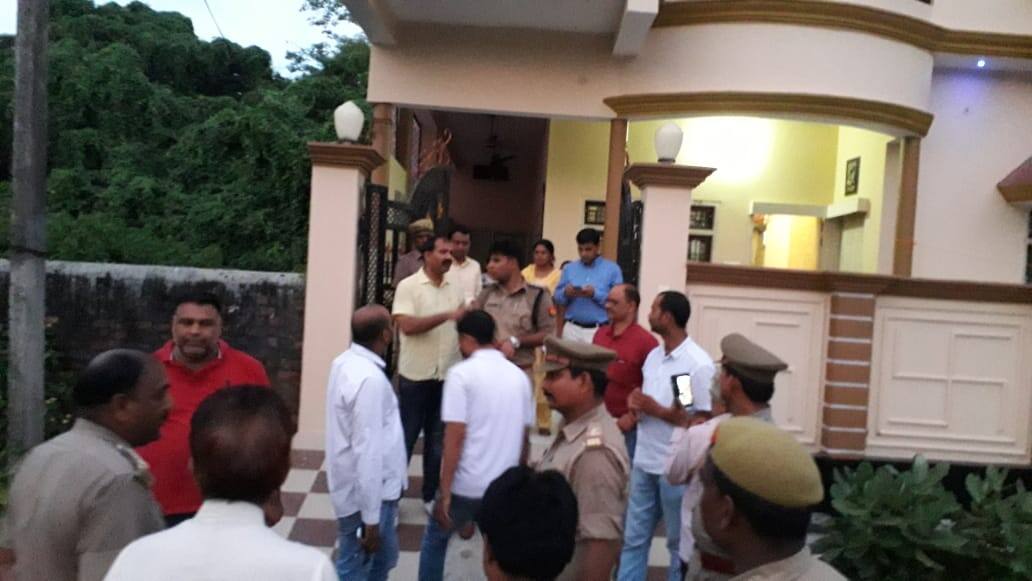 देवरिया बालिका गृह कांडः गोरखपुर वृद्धाश्रम पहुंची SIT की टीम, सवालों की बौछार से छूटे गिरिजा देवी के पसीने Deoria Shelter home sace: SIT team visits the old age home in Gorakhpur run by the NGO of the Girija Devi देवरिया बालिका गृह कांडः गोरखपुर वृद्धाश्रम पहुंची SIT की टीम, सवालों की बौछार से छूटे गिरिजा देवी के पसीने