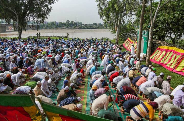 कर्नाटक के बेंगलुरु में लोग मस्जिद में नमाज अदा करते नज़र आएं. तस्वीर: पीटीआई