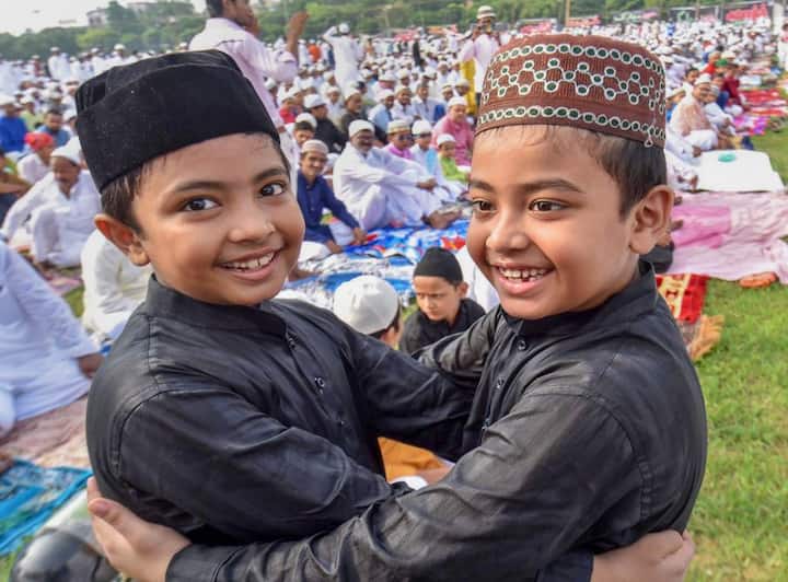 बच्चें भी इस त्योहार पर एक दूसरे से गले मिलते दिखे. तस्वीर: पीटीआई