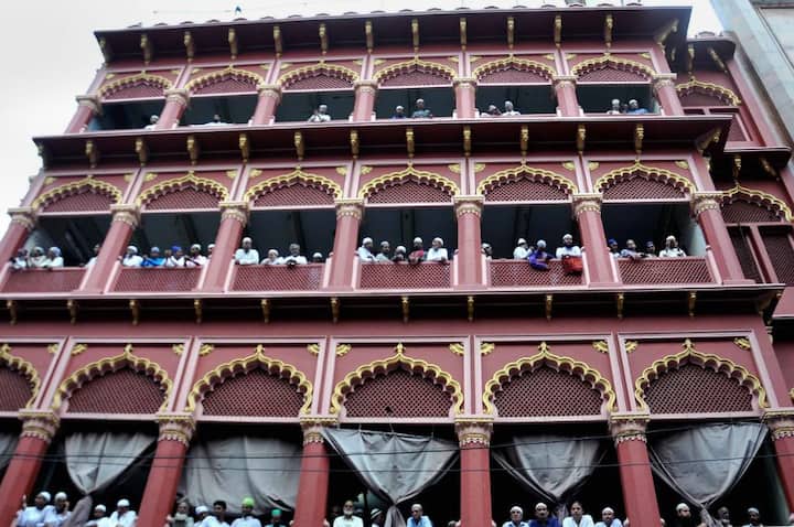 कोलकाता की मस्जिद में भी बकरीद पर लोग नमाज पढ़ते दिखे. तस्वीर: पीटीआई