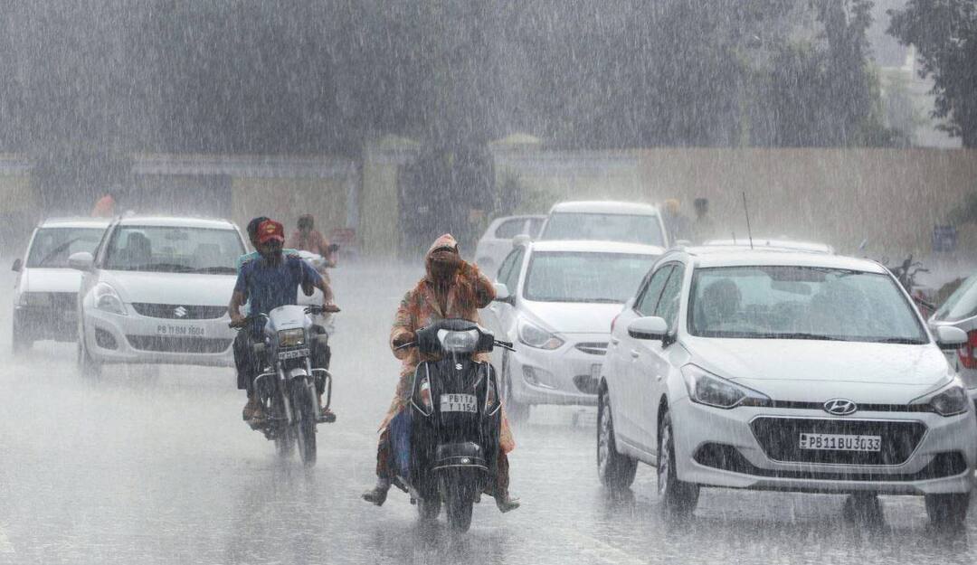 दिल्ली, यूपी और बिहार समेत देश के 16 राज्यों में भारी बारिश की चेतावनी Heavy rain warnings in 16 states of India, including Delhi, UP and Bihar दिल्ली, यूपी और बिहार समेत देश के 16 राज्यों में भारी बारिश की चेतावनी