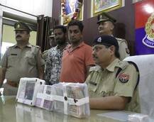 बैंकों के ड्रॉप बॉक्स से चेक चोरी कर रकम निकालने के आरोप में दो गिरफ्तार