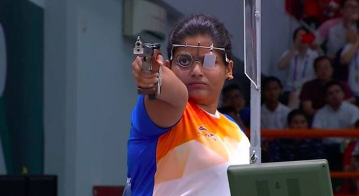 महिलाओं की 25 मीटर पिस्टल स्पर्धा में दो बार शूट ऑफ से गुजरने के बाद राही सारनोबत ने गोल्ड पर कब्जा जमाया है. इस पर पूर्व क्रिकेटर वीरेंदर सेहवाग ने ओ राही, ओ राही गाना ट्वीट कर बधाई दी है.
