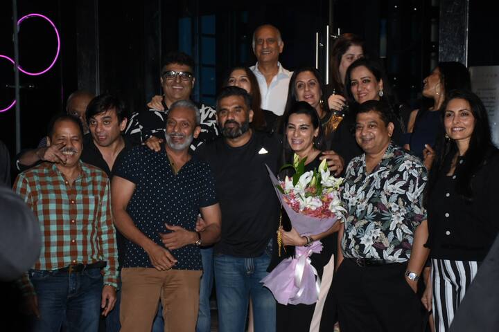 बॉलीवुड अभिनेता सुनील शेट्टी ने पत्नी माना शेट्टी का बर्थडे अपने दोस्तों के साथ मुंबई में शानदार तरीके से सेलिब्रेट किया. इस दौरान वो डिनर और पार्टी के बाद काफी मस्ती करते दिखाई दिए. आगे की स्लाइड में देखिए इस पार्टी के बाद की कुछ खास तस्वीरें. (तस्वीर: मानव मंगलानी)