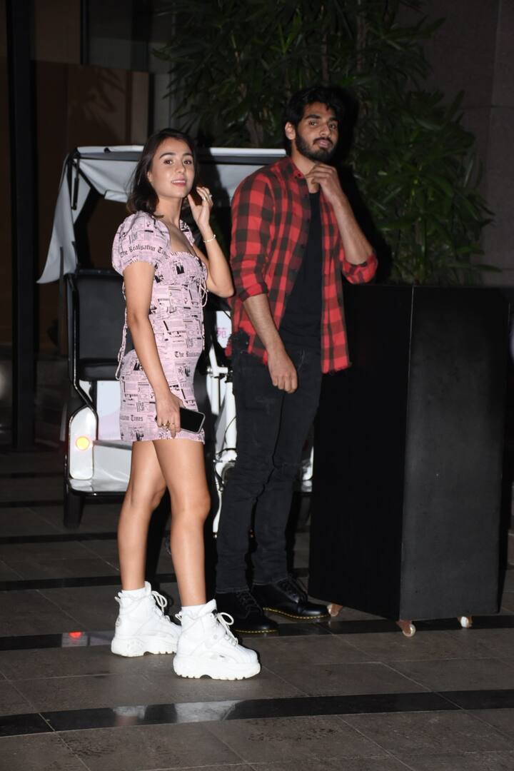 इस पार्टी में सुनील शेट्टी के बेटे आहान शेट्टी अपनी कथित गर्लफ्रेंड और फैशन डिजाइनर तान्या श्रॉफ को सआथ लेकर पहुंचे. (तस्वीर: मानव मंगलानी)