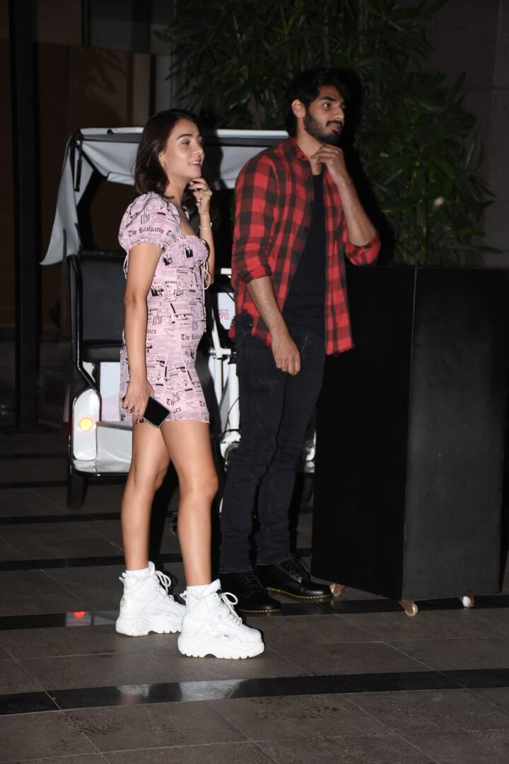 आहान शेट्टी अक्सर ही तान्या के साथ लंच, डिनर, मूवी और साथ घूमते स्पॉट किए जाते हैं हालांकि ये पहली बार है जब तान्या उनके साथ फैमिली फंक्शन में भी साथ दिखाई दी हैं. (तस्वीर: मानव मंगलानी)