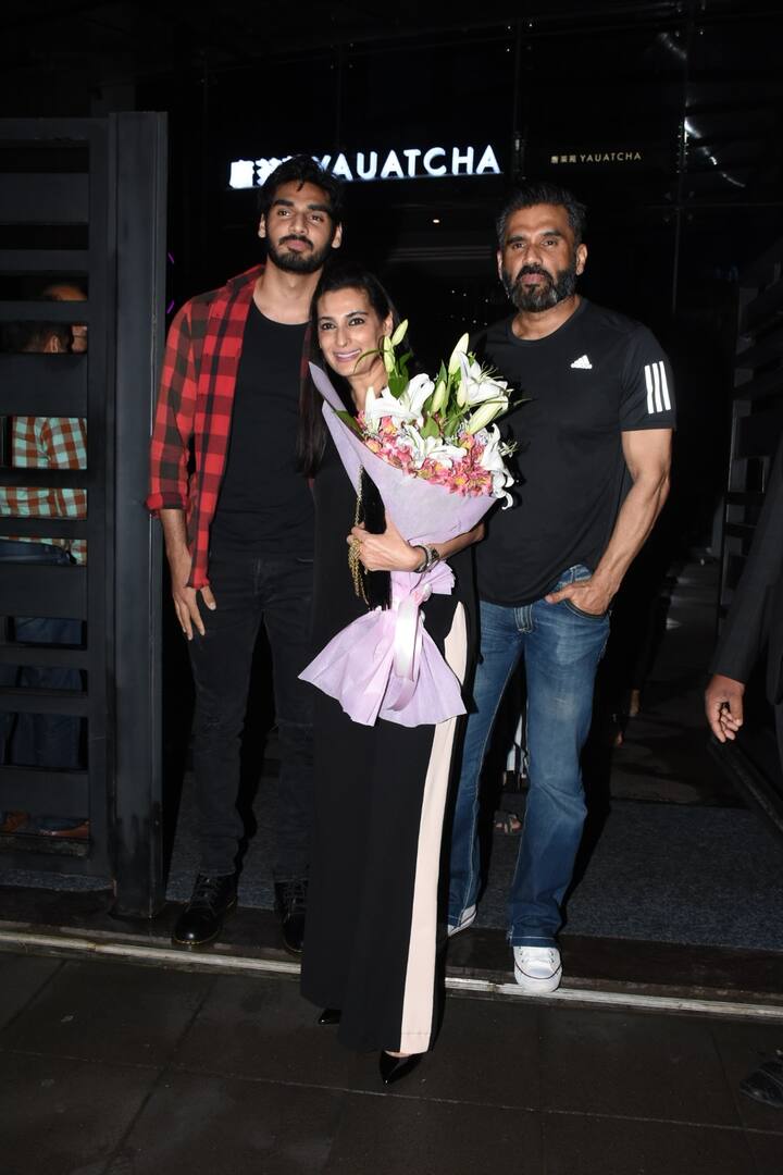 हालांकि फैंस इस दौरान सुनील शेट्टी की बेटी अथिया शेट्टी को काफी मिस कर रहे हैं. (तस्वीर: मानव मंगलानी)