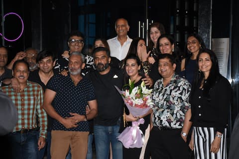 सुनील शेट्टी ने मनाया पत्नी माना का बर्थडे, गर्लफ्रेंड तान्या श्रॉफ को लेकर पहुंचे बेटे आहान शेट्टी सुनील शेट्टी ने मनाया पत्नी माना का बर्थडे, गर्लफ्रेंड तान्या श्रॉफ को लेकर पहुंचे बेटे आहान शेट्टी