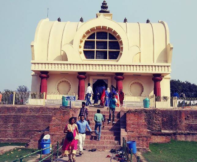 भगवान बुद्ध की गाथा सुनाते हैं कुशीनगर के 13 मंदिर, खुदाई में मिली थी बुद्ध की 21.6 फीट की प्रतिमा